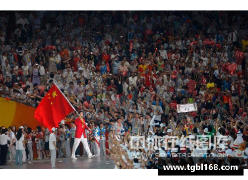 中国队出场！马龙高举国旗+霸气挥舞，塞纳河一片红，观众沸腾